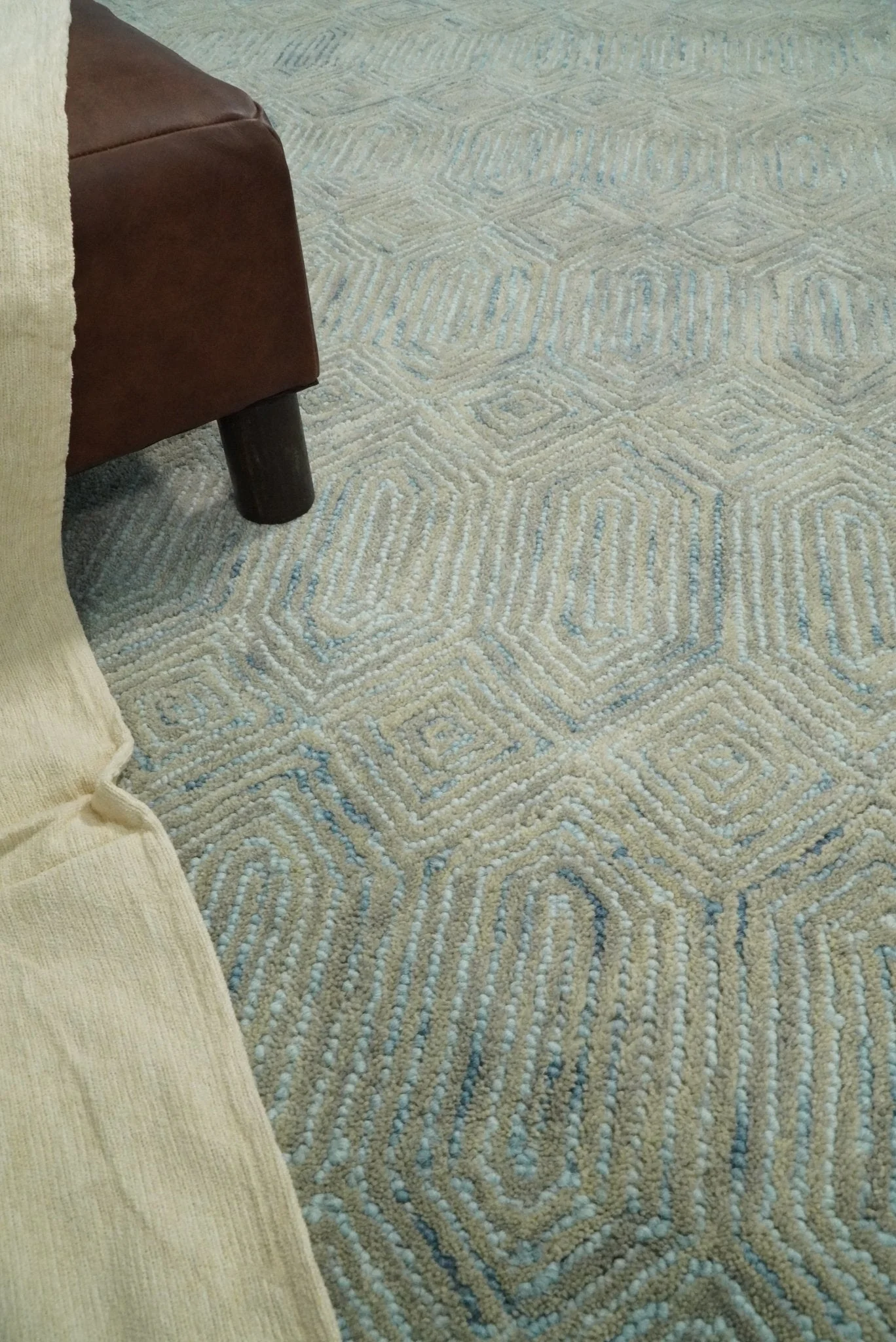 Beige Modern Style Hand Tufted Wool Area Rug - Image 3