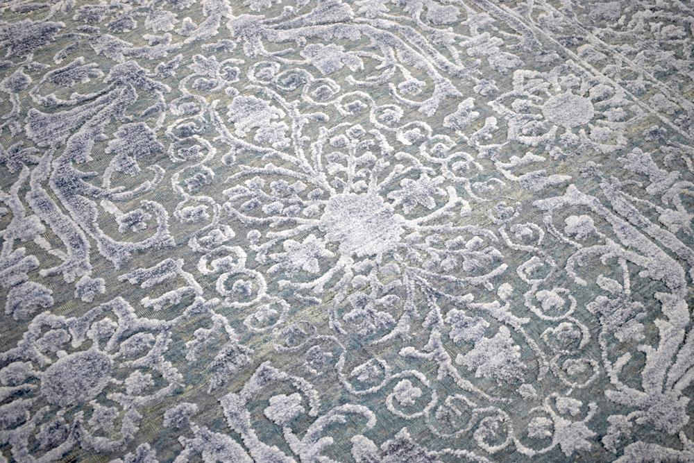 Modern Silver And Gray Hand Knotted Bamboo Silk 8x10 Area Rug - Image 3
