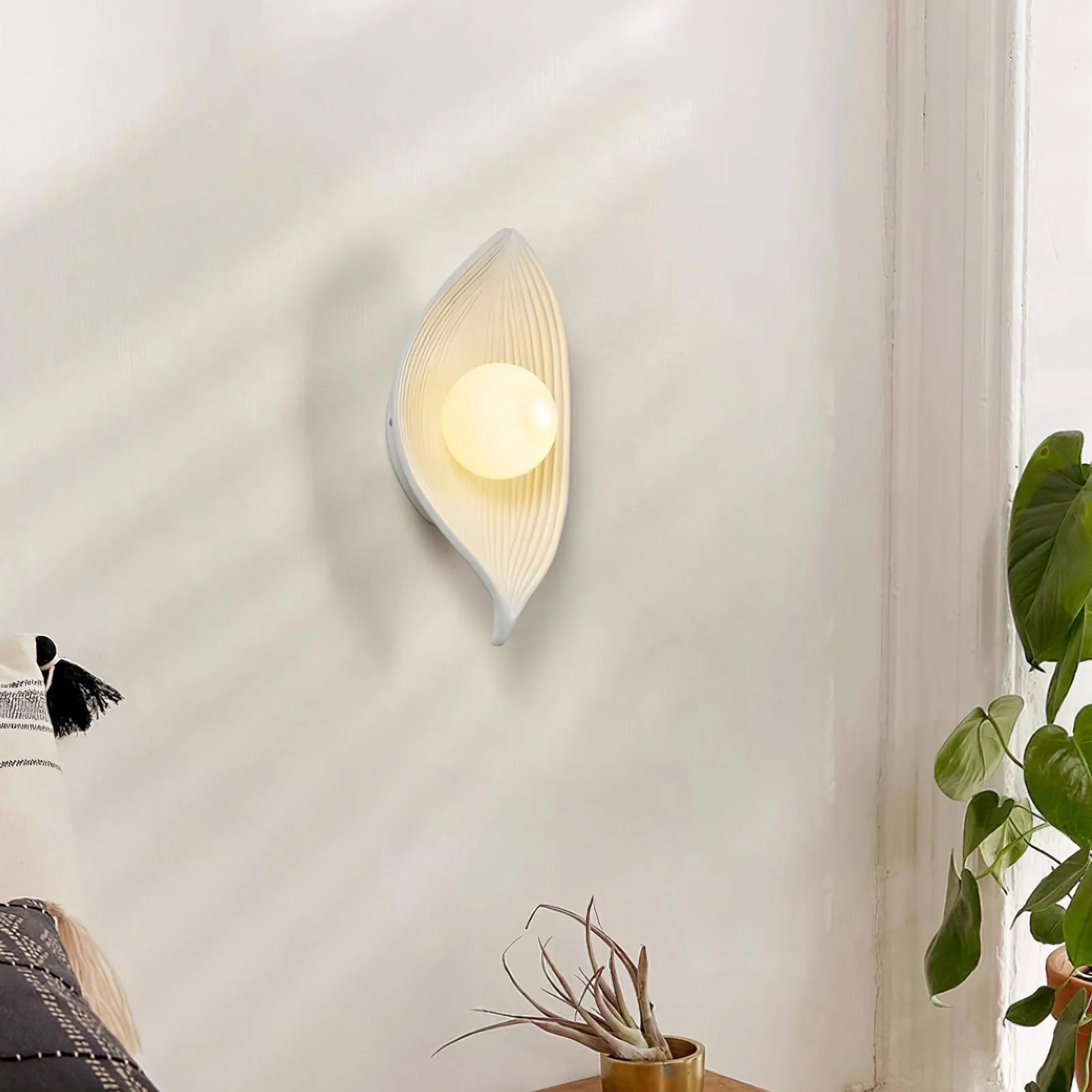 Contemporary Nordic Leaf Resin Wall Lamp - Image 4