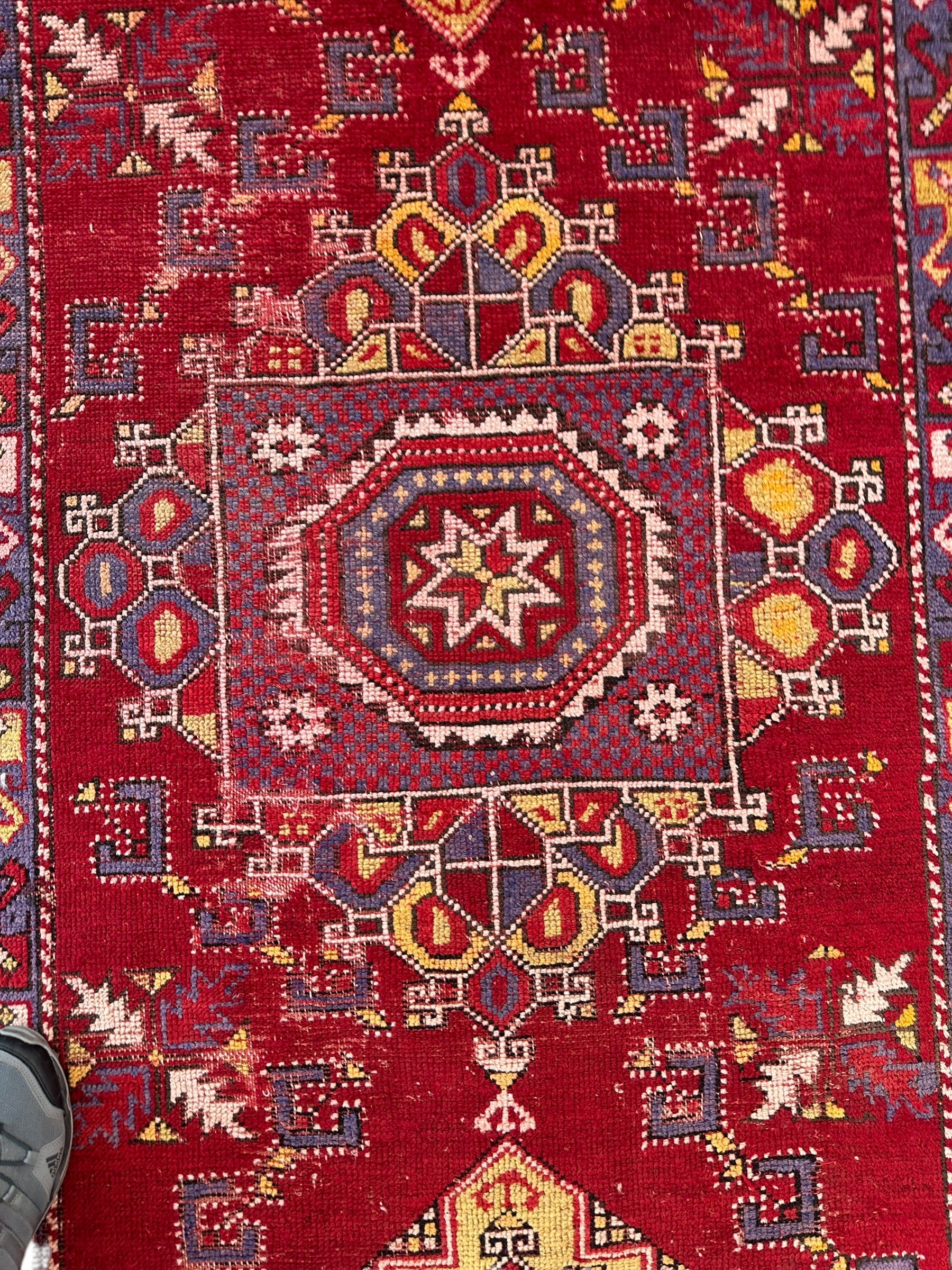 Dezgiri Anatolian Tribal Wool Rug – 5’x8’– Hand-Knotted Red Medallion Rug with Geometric Motifs - Image 2