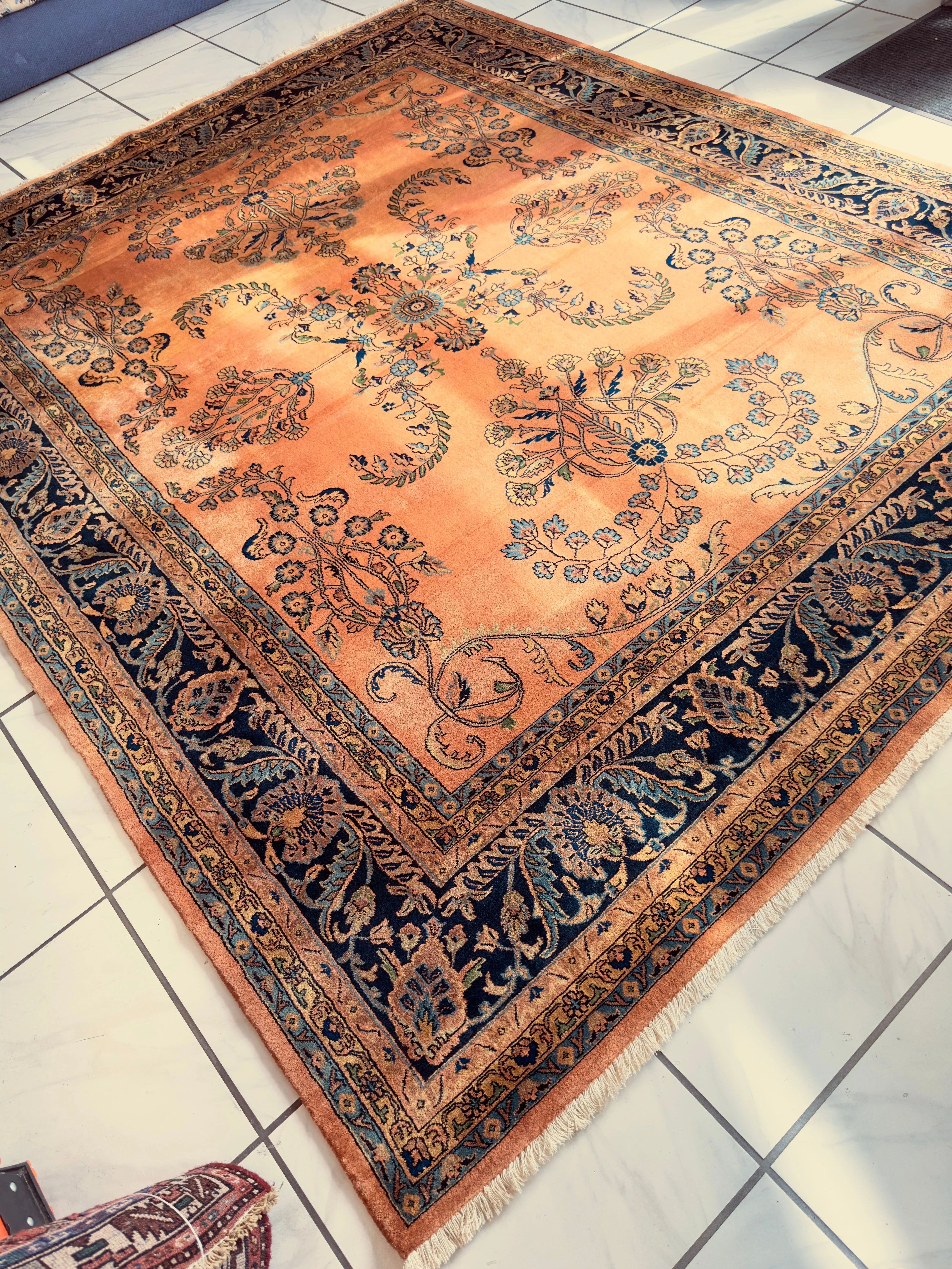 Hand-Knotted Indo-Sarouk Wool Rug – 8' x 10' – Peach Field with Navy Border - Image 2