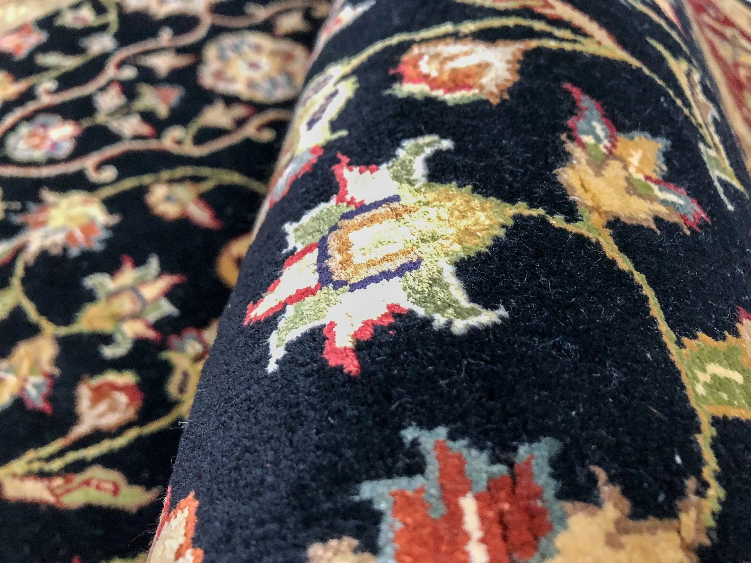 Indo-Tabriz Wool & Silk blk/dkred 4' round - Image 5