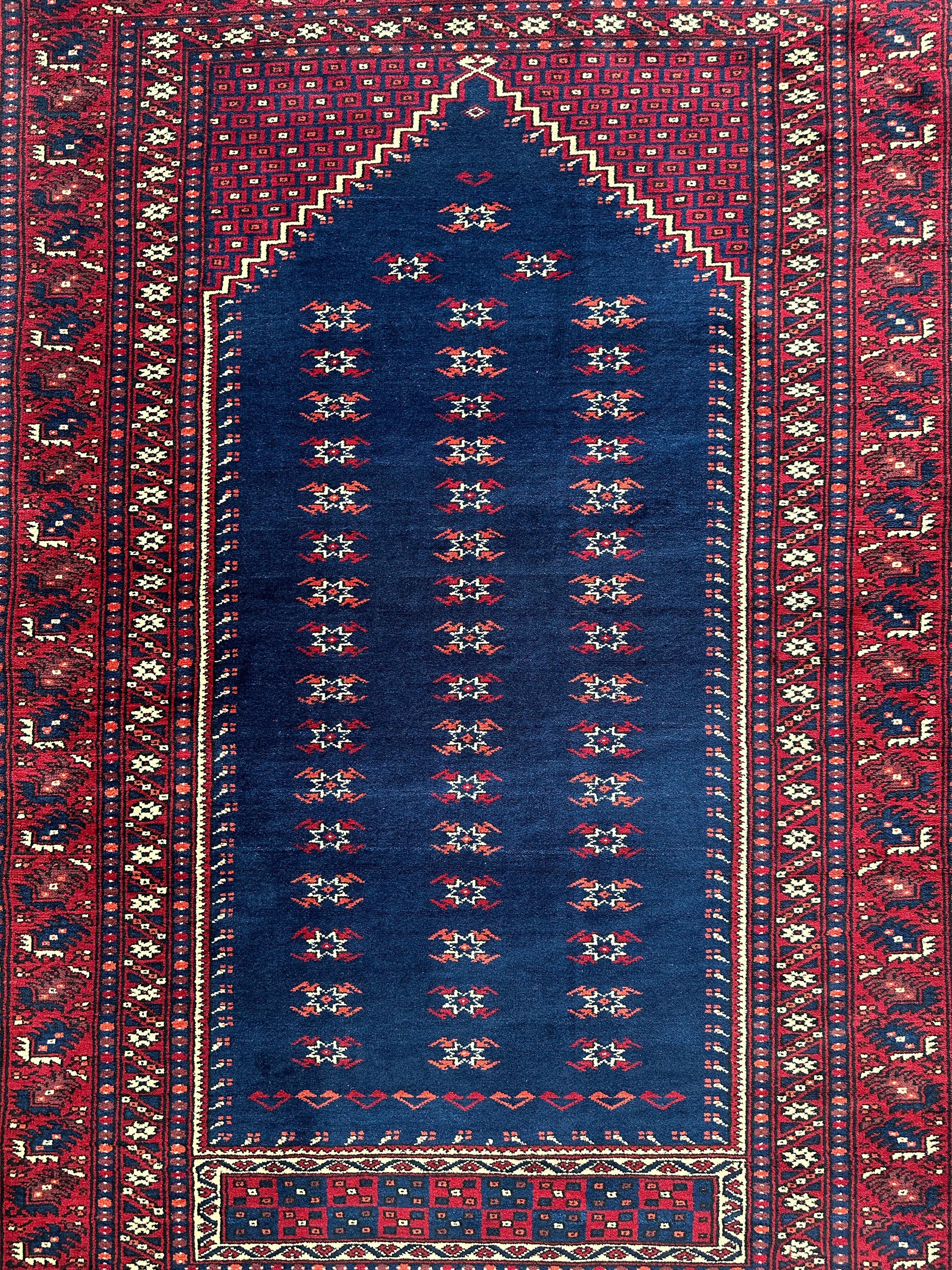 Vintage Hand-Knotted Yagcibedir Turkish Wool Prayer Rug – 3’10” x 5’9” – Deep Blue & Red Tribal Design - Image 2