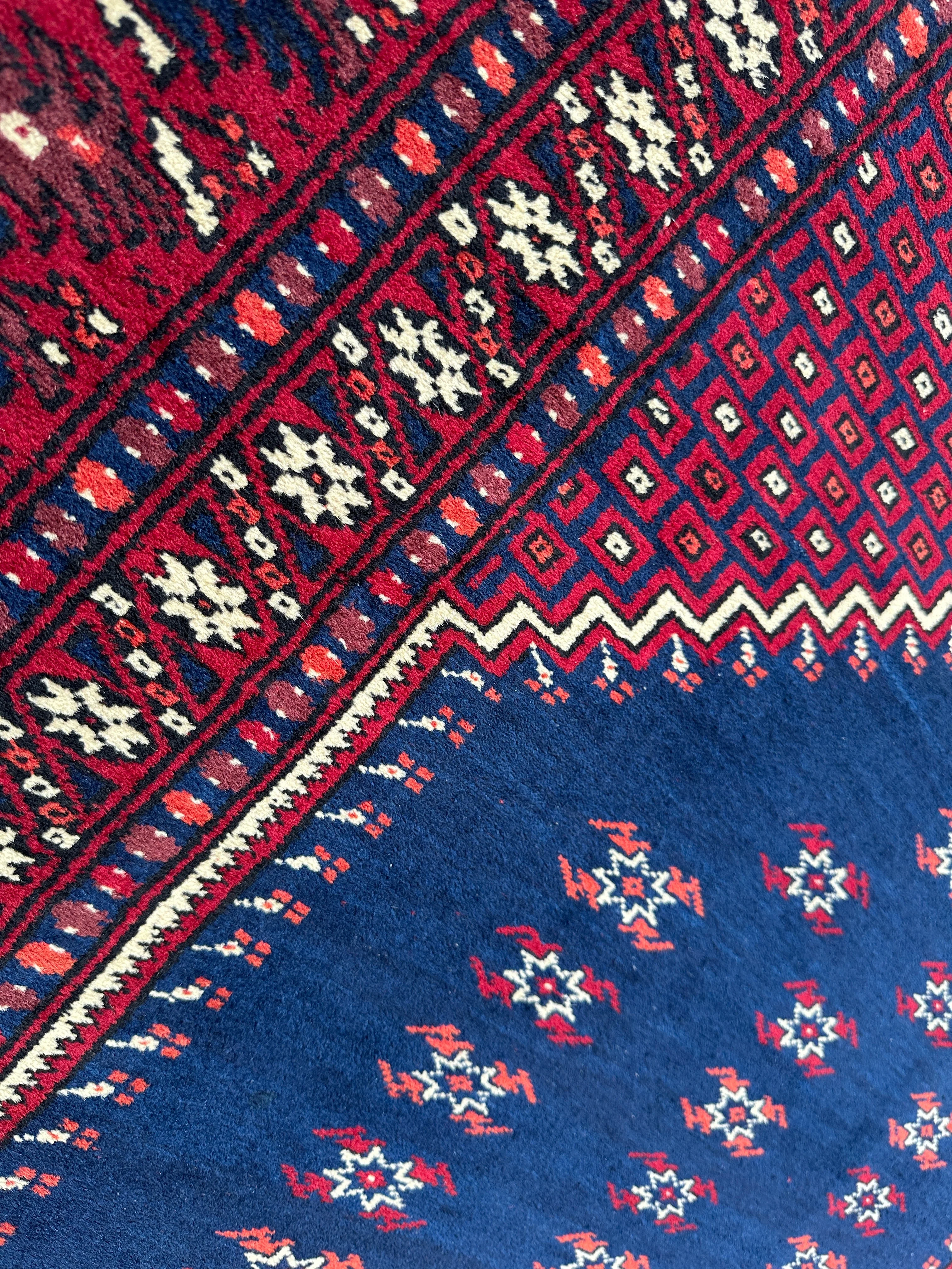 Vintage Hand-Knotted Yagcibedir Turkish Wool Prayer Rug – 3’10” x 5’9” – Deep Blue & Red Tribal Design - Image 3